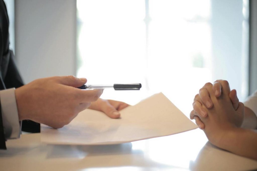 Signature du contrat de réservation d'un appartement neuf chez Fily Promotion